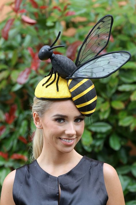 Bee Hat, London Evening, Royal Ascot Hats, Funky Hats, Ascot Hats, Types Of Hats, Bee Inspired, Creative Costumes, Christmas Nativity Scene