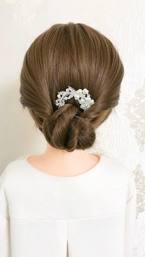 Short Hairdos For Wedding Guest, Hairdo Simple Short Hair, Hair Do Kebaya, Hair Do Wisuda, Shoulder Length Updo Easy, Short Hair Styles For Wedding Guest, Graduation Hairdo, Graduation Hair Styles, Hairstyle Wisuda