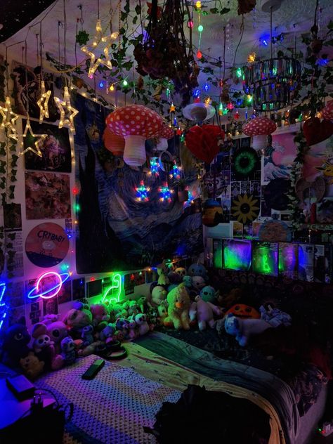 Rainbow Fairy Lights Bedroom, Fairy Style Bedroom, Beads Hanging From Ceiling, Trippy Aesthetic Bedroom Ideas, Cool Maximalist Bedroom, Scifi Bedroom Ideas, Shroom Room Aesthetic, Rainbow Aesthetic Bedroom, Clutter Room Decor