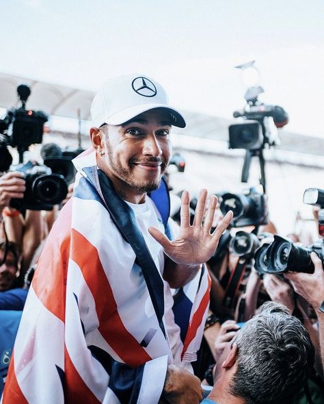 Louis Hamilton, Roscoe Hamilton, F1 Lewis Hamilton, Petronas F1, Amg Petronas, Insta Post, Racing Driver, F1 Drivers, Lewis Hamilton