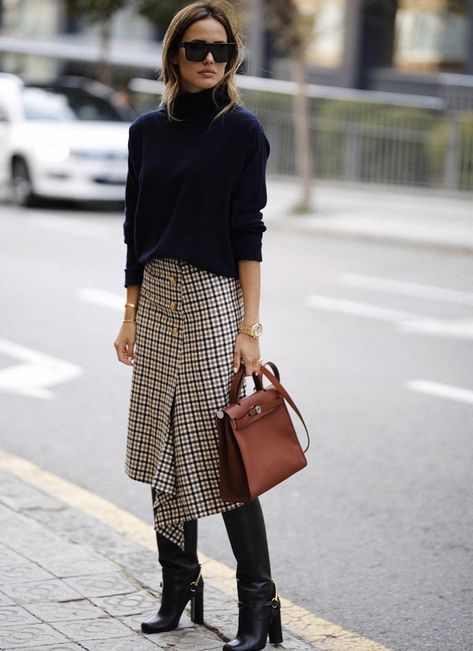 Skirt Inspiration, Look Office, Casual Chique, Skirts With Boots, Elegante Casual, Winter Outfits For Work, 가을 패션, Casual Fall Outfits, Plaid Skirts