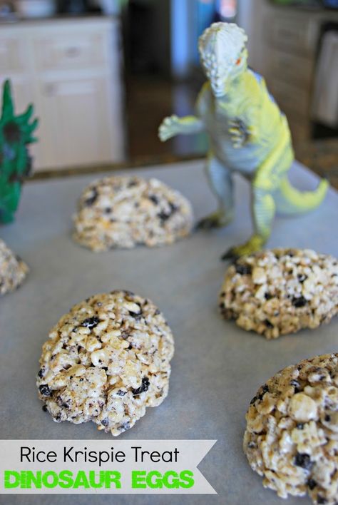 18 Scary-good dinosaur foods to celebrate Jurassic World: Dino track cookies Egg Rice Krispie Treats, Dinosaur Week, Oreo Rice, Dinosaur Food, Crushed Oreo, Egg Rice, Dinosaurs Preschool, Dino Eggs, Dinosaur Egg