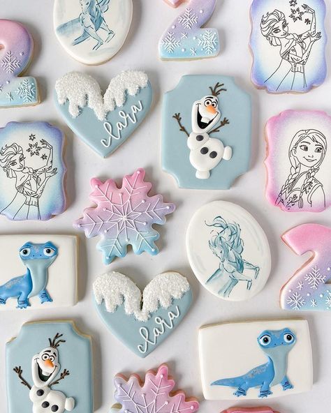 The cold never bothered me anyway ❄️⁣ ⁣ My sweet Clara turned two this week! I must have had a moment of temporary insanity, because I let… Frozen Cookies Disney, Olaf Cookies, Frozen 3rd Birthday, Frozen Birthday Party Cake, Frozen Birthday Party Decorations, Olaf Birthday, Elsa Birthday Party, Frozen Bday Party, Princess Cookies