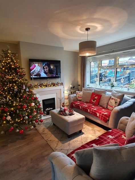 Neutral Living Room Christmas Decor, Living Room Designs Christmas, How To Decorate A Small Living Room For Christmas, Christmas Tree Living Room Layout, Cozy Christmas Decor Living Room, Gray Couch Decor, Living Room Ideas Christmas, Christmas House Ideas, Christmas Couch Decor