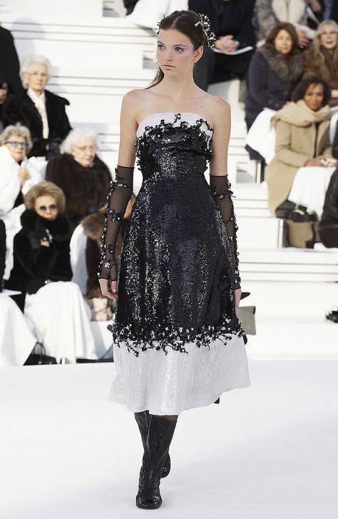 Chanel Haute Couture Spring-Summer 2008 - Paris Chanel Haute Couture Dress, Chanel 2018 Haute Couture, Chanel Spring 2019 Couture, Chanel 2015 Spring, Chanel Spring 2016, Chanel Spring 2010 Couture, Couture Evening Dress, Chanel Fashion Show, Haute Couture Gowns