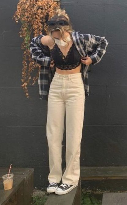 Beige Cargo Pants Aesthetic, Khaki Pants Aesthetic, Khaki Trousers Outfit Aesthetic, Casual Filipino Outfit, Fem Outfit Ideas, Grunge Khaki Pants Outfit, Casual Beige Cargo Jeans, Outfit Con Converse, High Cut Converse Outfit