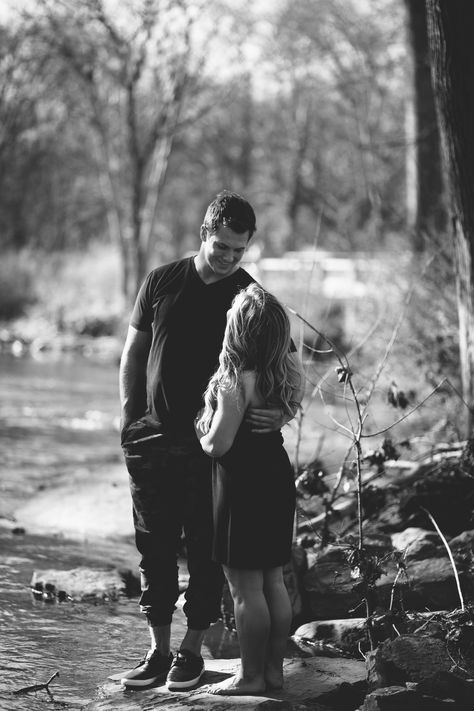 Adorable Engagement Photos, Fall Couple Photos, Short Couples, Teenage Books To Read, Shawn Johnson, Cute Engagement Photos, Girl Couple, Outdoor Photoshoot, Couple Photoshoot Poses