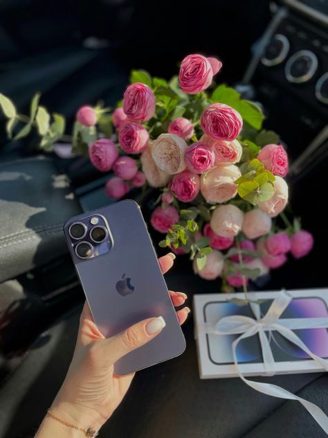 Iphone Surprise Gift, Flowers For Girlfriend, Roses Bouquet Gift, Luxury Birthday Gifts, Iphone Gifts, Wish Board, Birthday Ideas For Her, Happy Birthday Video, Iphone Obsession