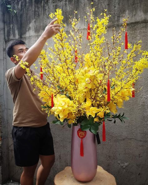 Chinese New Year Flower Arrangement Floral Design, Chinese New Year Arrangement, Chinese Floral Arrangements, Lunar New Year Flowers, Lunar New Year Flower Arrangement, Chinese Flower Arrangement, Chinese New Year Flower Arrangement, Tet Vietnam, Japanese Theme Parties