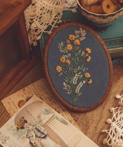 Vintage Flowers Embroidery, Vintage Floral Embroidery, Pola Sulam, Hand Embroidery Projects, 자수 디자인, Sewing Embroidery Designs, Hand Embroidery Art, Hand Embroidery Design, Embroidery Craft