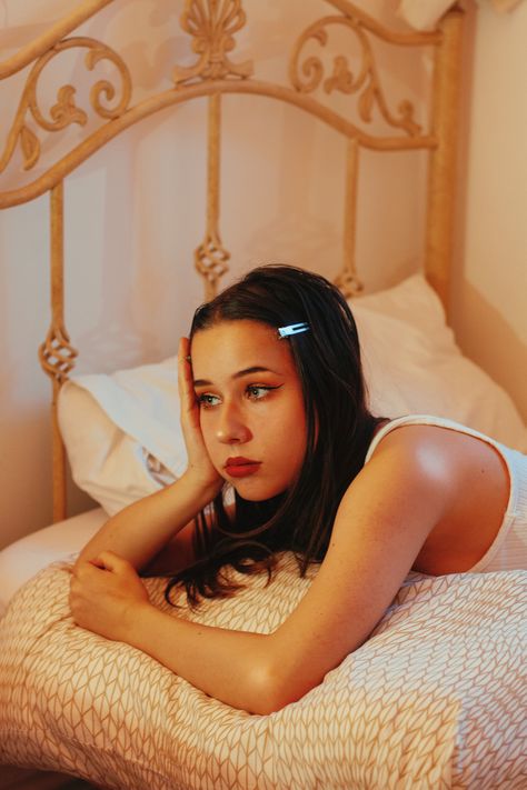 Editorial Bedroom Photoshoot, 90s Bedroom Photoshoot, Photoshoot Bedroom Ideas, Vintage Bedroom Photoshoot, Bedroom Photoshoot Ideas Instagram, 80s Inspired Photoshoot, Bedroom Editorial, Revenge Photoshoot, Bathroom Photoshoot Ideas