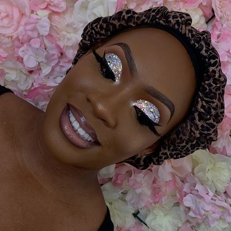 Crease Eye Makeup, Glitter Cut Crease, Cut Crease Eye Makeup, 2022 Makeup, Maquillage Yeux Cut Crease, Birthday Makeup Looks, Face Beat Makeup, Cut Crease Eye, Glitter Makeup Looks