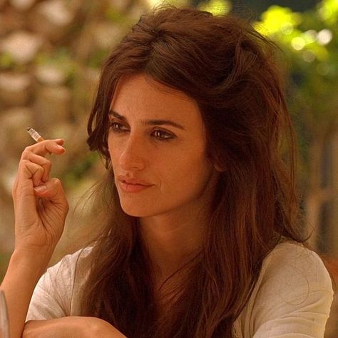 Vicky Cristina Barcelona Penelope Cruz, Vicky Christina Barcelona Aesthetic, Vicky Cristina Barcelona Aesthetic, Penelope Cruz Vicky Cristina Barcelona, Penelope Cruz Aesthetic, Penelope Cruz Hair, Penelope Cruz Movies, Penelope Cruz Makeup, Vicky Christina Barcelona