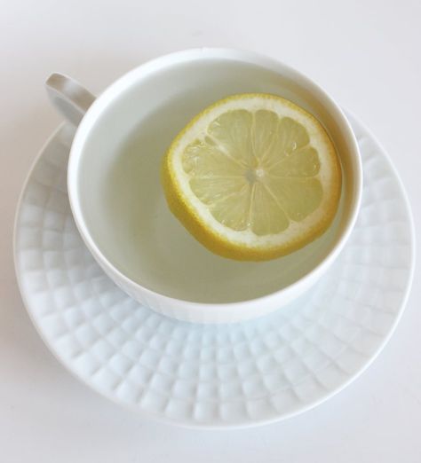 How To Debloat, Hot Lemon Water, Lemon Health Benefits, Drinking Hot Water, Lemon Water Benefits, Lemon Chicken Recipe, Lemon Benefits, Bloated Belly, Coconut Oil Uses