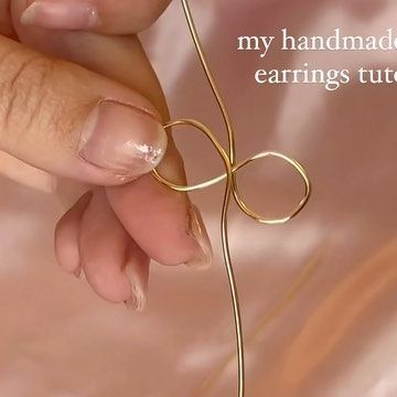 EMMA | CLOAKED IN CONFIDENCE on Instagram: "THE LONG AWAITED BOW TUTORIAL🎀 this is my own design🥰 this is a super quick tutorial showing how i handmake every single one of my bow earrings🎀 I spend over 45 minutes on every pair of earrings making sure they are a perfect pair and fit🥰 considering putting up a more in depth pattern with the measurements, tools, and instructions on my website so everyone can easily make them🥰 if you are going to recreate it i just ask that you put your own spin on it🥰 i know this is a fast tutorial but hopefully this gives an outline/idea of how i make them so you are able to recreate at home if you would like🥰 i can always post a more in depth tutorial later on but your orders are my top priority right now💗🥹 . . #bow #bowseason #bows #bowearrings #bo How To Make A Bow With Beads, Ribbon Earrings Diy, Bow Earrings Diy, Beaded Bow Earrings Tutorial, Wire Bow Earrings, Bow Necklace Tutorial, Bow Dangle Earrings, Dangle Bow Earrings, Bow Earring