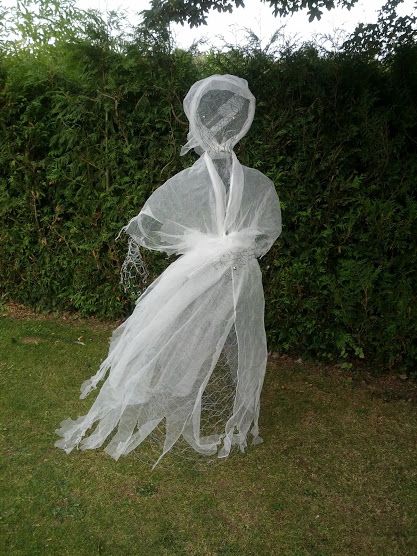 chicken wire dresses halloween | Pinterest Tried & True: Chicken Wire Ghosts Scary Halloween Decorations Outdoor Diy, Chicken Wire Ghost, Wire Ghosts, Ghost Dress, Halloween Chicken, Diy Halloween Dekoration, Dresses Halloween, Dollar Store Halloween Decorations, Halloween Decorations To Make