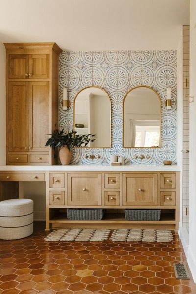 Bathroom Decor Spanish Style, Spanish Style House Bathroom, Spanish Interior Design Bathroom, Quick Remodel Ideas, Mediterranean Interior Bathroom, Spanish Style Home Bathroom, Bathroom Spanish Tiles, Spanish Interior Decor, Villa Style Home Interiors