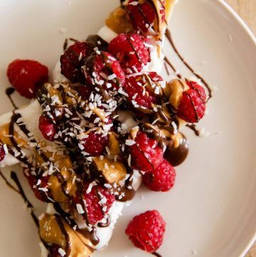 5 Minute Banana Split - Madeleine Olivia - Vegan Recipes Vegan Banana Split, Madeleine Olivia, Banana Split Recipes, Banana Split Dessert, Vegan Biscuits, Chocolate Yogurt, Vegan Whipped Cream, Hazelnut Butter, Snack Dip