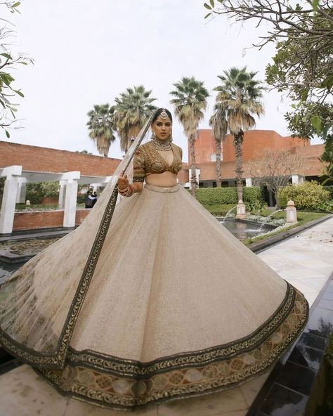 Simple Wedding Lehenga Bridal, Indian Wedding Outfit Bride, Reception Dress Bride Indian, White Wedding Lehenga, Sabyasachi Dresses, Sabyasachi Lehenga Bridal, Bride Reception Dresses, Anand Karaj, Indian Dresses For Women