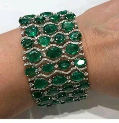 Emerald Bracelets, Emerald Bracelet, Gold Bracelets, Green Jewelry, Bangle Designs, Fabulous Jewelry, I Love Jewelry, Emerald Jewelry, Best Diamond