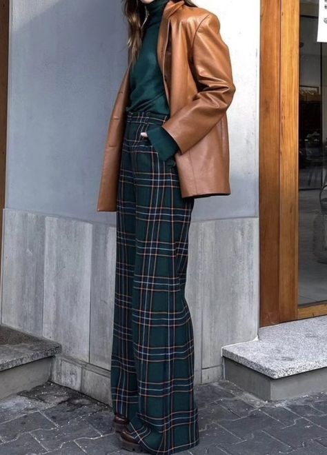 Plaid Pants Outfit, Winter Pants Outfit, Green Turtleneck, Christmas Look, Looks Country, Plaid Pants, Navy Pants, Mode Inspiration, Work Fashion