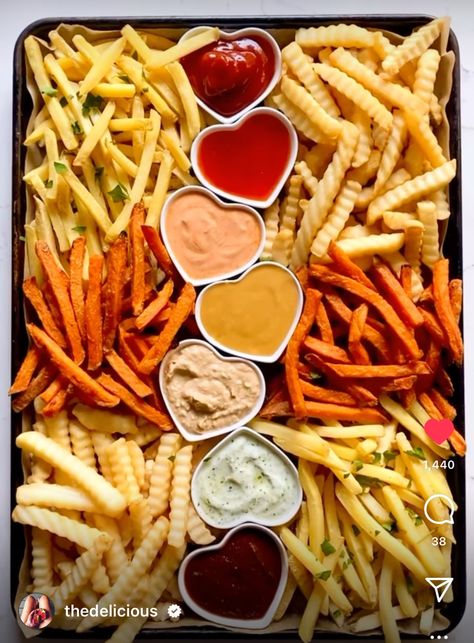 French Fries Platter, French Fry Board, Fries Platter, Snacks Junk Food, Fry Board, Friend Fries, French Fry Sauce, Jungle Food, Fast Food Tray