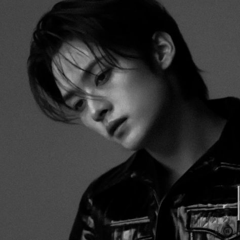 Lee Minho Stray Kids, Black And White Stickers, Black And White Picture Wall, Dark Look, I Know You Know, Savage Kids, Someone Like You, Kids Icon, Homeless Children