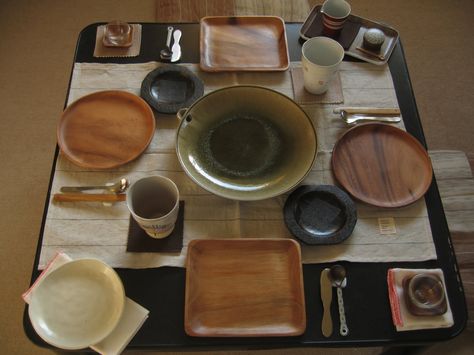 Japanese table setting Japanese Table Setting Decor, Japanese Dishware, Japanese Table Setting, Earth Kitchen, Dinner Party Table Settings, Japanese Dinner, Noodle House, Dark Wood Table, Japanese Dining