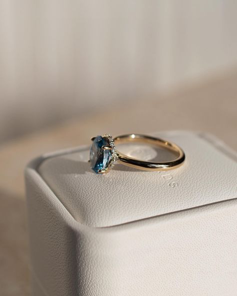 If you’re wondering what that gorgeous centre stone is, it’s a 2ct, oval blue spinel 💙 For even further flare, we have a stunning curved hidden moissanite halo Details: - 2ct oval blue spinel - 20x round moissanites - 10k yellow gold - 2.3mm wide shank #engagementringdesign #customengagementring #spinelengagementring #nz #ovalengagementring #aus #engagementringideas Spinel Engagement Ring, Spinel Engagement Rings, Blue Spinel, Oval Engagement, Engagement Rings Oval, Fantasy Jewelry, Designer Engagement Rings, Custom Engagement Ring, Halo