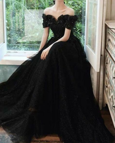 Dress With Crystals, Debut Gowns, Ball Outfit, Black Wedding Gowns, Tulle Bridesmaid, Black Ball Gown, Snow Ball, Gothic Wedding Dress, Fotografi Vintage