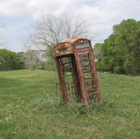 Apocalypse Landscape, Abandoned City, Apocalypse Aesthetic, Growth And Decay, Urban Nature, Phone Booth, Abandoned Buildings, Back To Nature, Post Apocalyptic