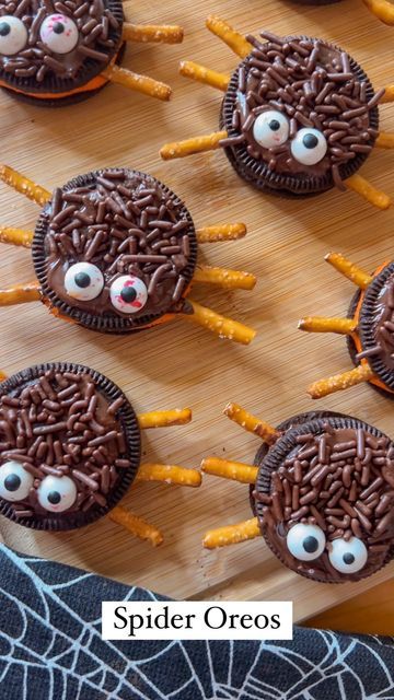 Melt Chocolate Chips In Microwave, Spider Oreos, Chocolate With Sprinkles, Halloween Oreos, Halloween School Treats, Candy Eyes, School Treats, Halloween School, Oreo Cookies