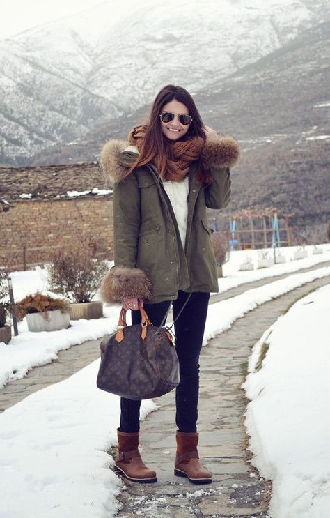 Calças pretas + camisola creme + casaco verde + gola camel + botas camel Olive Parka, Vinter Mode Outfits, Winter Fashion Cold, Pijamas Women, Winter Outfits Cold, Snow Outfit, Boating Outfit, Milan Fashion Weeks, Fashion Board