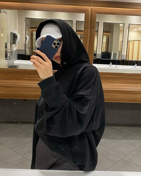 Black Hoodie Outfit Aesthetic, Hijab Fashion Aesthetic, Black Hoodie Outfit, Hijab Hoodie, Girl Fashion Style, Hijab Trends, Muslim Couple Photography, Hijabi Aesthetic, Cute Tumblr Pictures