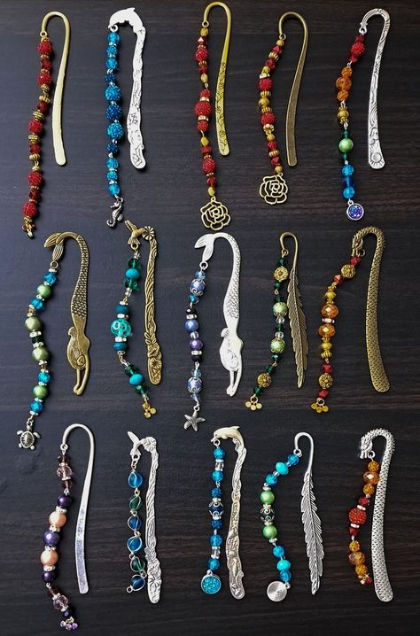 Beaded Bookmarks Diy, Crystal Bookmark, Purse Charms Diy, Diy Crafts Bookmarks, Zipper Crafts, Bookmark Craft, Beaded Bookmarks, Bead Charms Diy, Book Jewelry