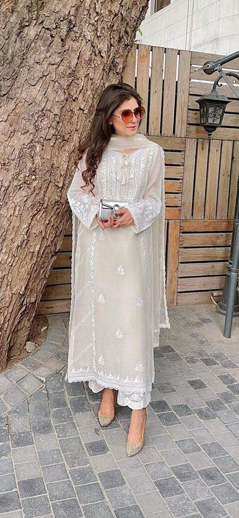 Stylish Eastern Outfits, Suit Designs Indian Style Chikankari, Chikankari Pakistani Suit, Heavy Chikankari Suits, Pakistani Chikankari Suits, Salwar Kameez Designs Latest Pakistani, Chikankari Kurta Lucknowi, Expressing Feelings Quotes, White Chikankari Kurta