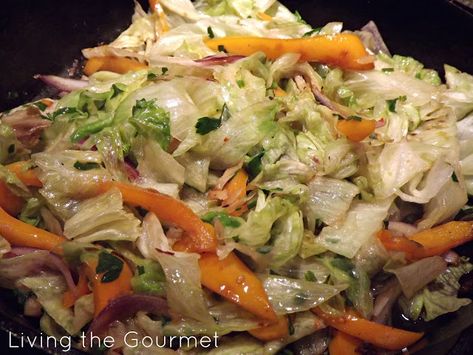 Lettuce Salad Recipes, Sliced Onion, Head Of Lettuce, Warm Salad, Vegetable Dish, Lettuce Salad, Veggie Sides, Bell Pepper, Vegetable Side Dishes