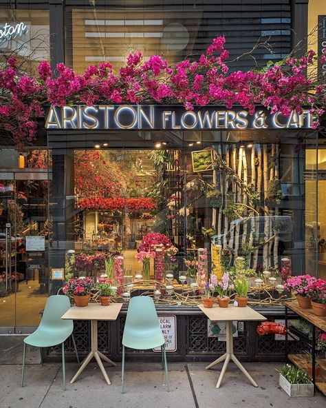 Florist Cafe Interior Design, Flower Shop Cafe Interior Design, Cafe Flower Decor, Florist And Bakery Shop, French Flower Shop Aesthetic, Flower Cafe Design, Flower And Cafe Shop, Flowers Store Design, Florist Shop Design