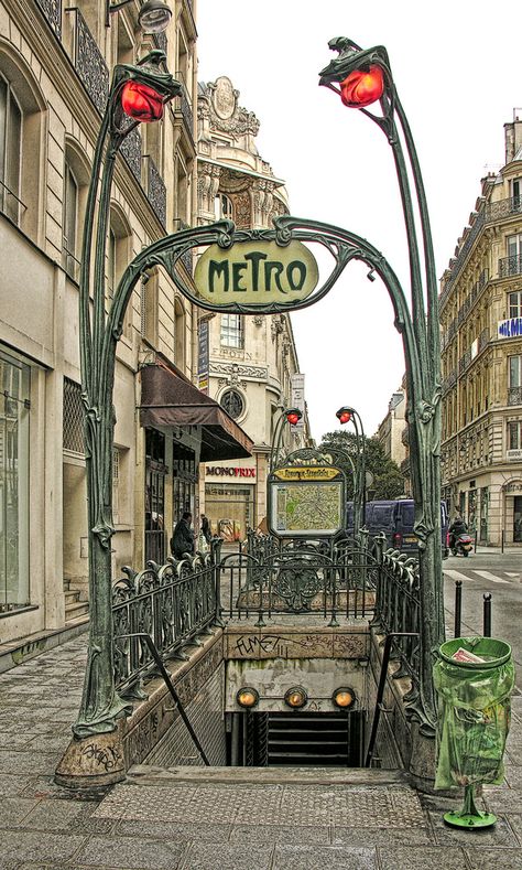 La bouche de métro Art Nouveau de l'arrêt Sébastopol Art Nouveau Arquitectura, Architecture Art Nouveau, Metro Paris, Design Art Nouveau, Paris Metro, Art Nouveau Architecture, Paris Love, Paris Photo, Art Nouveau Design