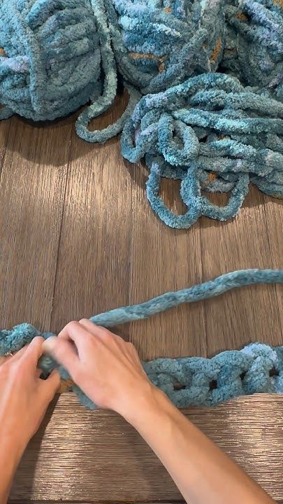 1 minute hand knit chunky blanket tutorial! #diycrafts #handknitting #chenilleblanket #handmadecraft Chunky Blanket Tutorial, Arm Knitting Blanket Diy, Arm Knitting Tutorial, Finger Knitting Blankets, Chunky Yarn Crochet Pattern, Chunky Blanket Diy, Chunky Knit Blanket Pattern, Knitting Blankets, Chunky Yarn Blanket