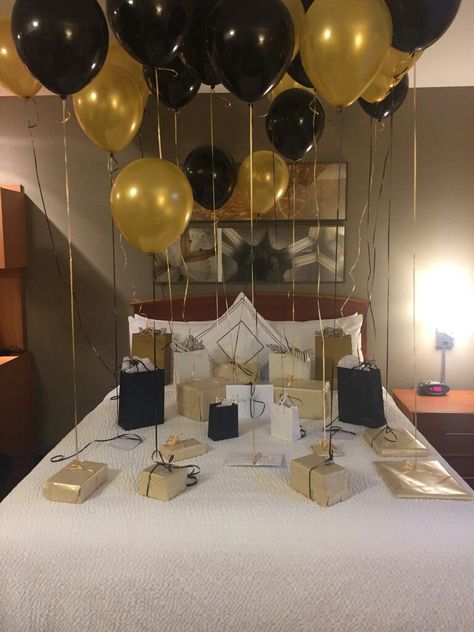 Today is my husbands 24th Birthday and I surprised him with this set up!!!! I chose gold and black because its more elegant. He has 12 Black Balloons and 12 Gold also 24 gifts!!! Boyfriends Birthday Ideas, Birthday Surprises For Him, Surprise Birthday Decorations, Birthday Present For Boyfriend, 30th Anniversary Gifts, Surprise Gifts For Him, Surprise Boyfriend, Black And Gold Balloons, Birthday Room Decorations