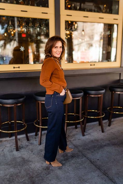 Yes, petites can wear wide leg jeans. Tips for finding the perfect pair and outfit ideas so you feel great wearing them. Jeans Tips, How To Style Wide Leg Jeans, Style Wide Leg Jeans, Wide Leg Jeans Outfit, Polished Casual, Cropped Wide Leg Jeans, Shirt Tucked In, Fitted Turtleneck, Denim Chic