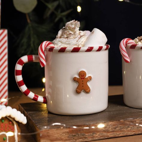 Introducing our Cream Ceramic Gingerbread Man Mug, a charming and festive addition to your holiday drinkware collection. Introducing our Cream Ceramic Gingerbread Man Mug, a charming and festive addition to your holiday drinkware collection.Festive Mug - A gorgeous mug with great festive feels featuring a lovely embossed gingerbread man design, this mug will make you feel all warm and cozy while you enjoy your favourite drink.Care Instructions - Both dishwasher and microwave safe these mugs can be enjoyed knowing they are easy to clean in the most stress free way possible! Also by being made from 100% stoneware, it's naturally more chip-resistant than other ceramic types.Comes Gift Boxed - Our Cream Ceramic Gingerbread Man Mug comes beautifully packaged, making it an easy and thoughtful gi Christmas Market Mugs, Christmas Ceramic Mug Ideas, Christmas Mugs Handmade, Candy Cane Mug, Gingerbread Gift Ideas, Gingerbread Man Mug, Christmas Mugs Ideas, Christmas Mug Designs, Christmas Mug Gift Ideas Filled