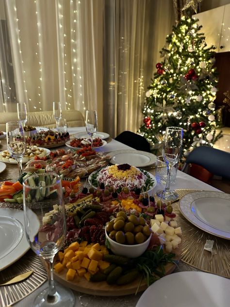 Uk Christmas Dinner, Aesthetic Christmas Dinner Table, Family Christmas Dinner Aesthetic, Christmas Dinner Aesthetic Table, Dinner Ideas Aesthetic, Sunday Roast Dinner Aesthetic, Christmas Dinner Aesthetic, English Christmas Dinner, Christmas Roast Dinner