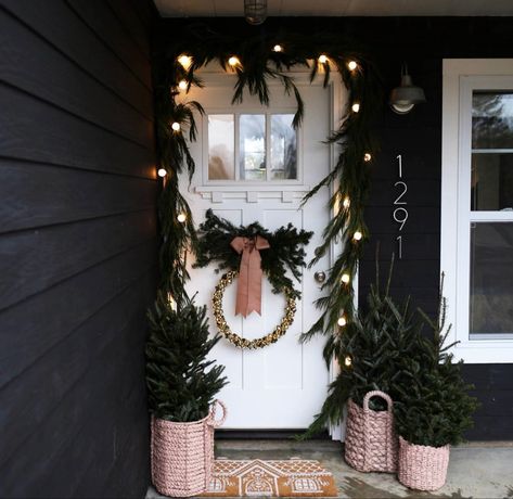 Boho Christmas Outdoor Decor, Boho Christmas Porch Decor, Boho Christmas Porch, Apartment Porch Christmas Decor, Anthro Inspired Christmas, Vintage Christmas Porch, Friends Praying, Vintage Boho Christmas, Christmas Living Room Ideas