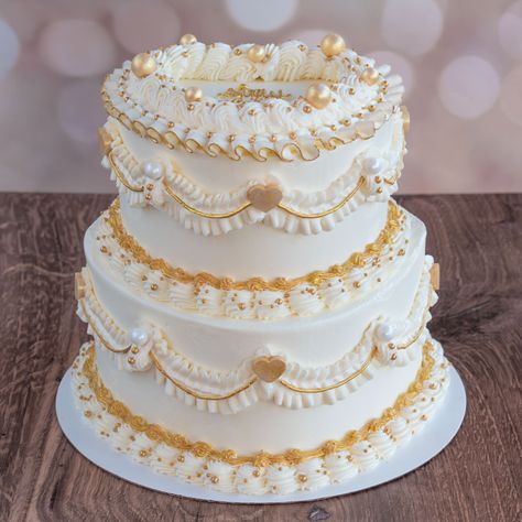 Celebrate your once-in-a-lifetime golden gluten-free birthday with this 2-tier gold & white Victorian heart cake. "Stay Golden" my friends. White And Gold Cake 2 Tier, 2 Tier Gold Cake, White And Gold Vintage Cake, Gold And White Cakes, 2 Tier Heart Cake, Gold Two Tier Cake, Cream And Gold Cake, Golden Cake Design, White And Golden Cake