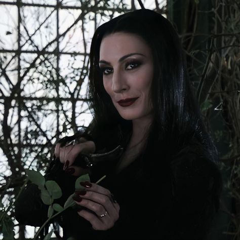 Morticia Addams 1991, Morticia Addams Makeup, Morticia Addams Costume, Morticia And Gomez Addams, Paramount Movies, Addams Family Values, Charles Addams, Gomez And Morticia, Gomez Addams