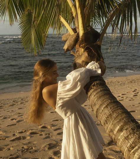 Ocean bliss, sand stress ~ my beach life balance 🌊 #TheRoofersGranddaughter ⠀⠀⠀⠀⠀⠀⠀⠀⠀ 📷: @estherscanon Driftwood Beach Photoshoot, Girl Happy Aesthetic, Free Girl Aesthetic, Happy Girl Aesthetic, Beach Astethic, Ophelia Aesthetic, Beach Aesthetic Girl, Ocean Photoshoot, Summer On Film