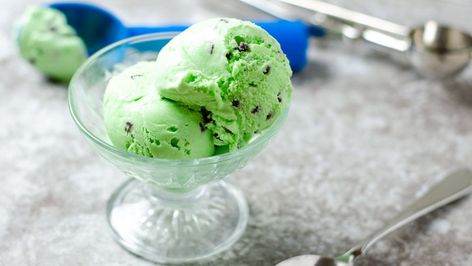 Mint Chocolate Chip Food Processor Ice Cream Food Processor Ice Cream, Mint Chocolate Chip Ice Cream Recipe, Mint Choc Chip, Mint Chocolate Chip Ice Cream, Mint Ice Cream, Ice Cream At Home, Chocolate Chip Ice Cream, Chips Recipe, Best Ice Cream