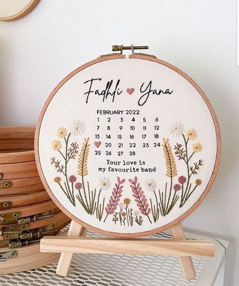 Aesthetic Wedding Gift Ideas, Embroider Wedding Gift, Embroidery Marriage Design, Floral Hand Embroidery Patterns Free, Wedding Present Embroidery, Wedding Gift Embroidery, Embroidery Calendar, Date Embroidery, Calendar Embroidery